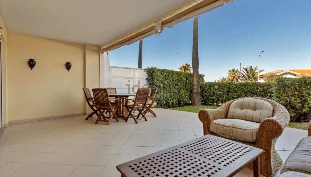 Amplia terraza con vistas a bonitos jardines