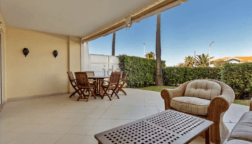 Amplia terraza con vistas a bonitos jardines