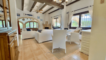 Amplio salón con chimenea