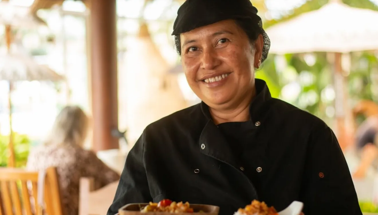 Ayu, jefa de cocina, plasma en cada plato su amor por la cultura de Indonesia