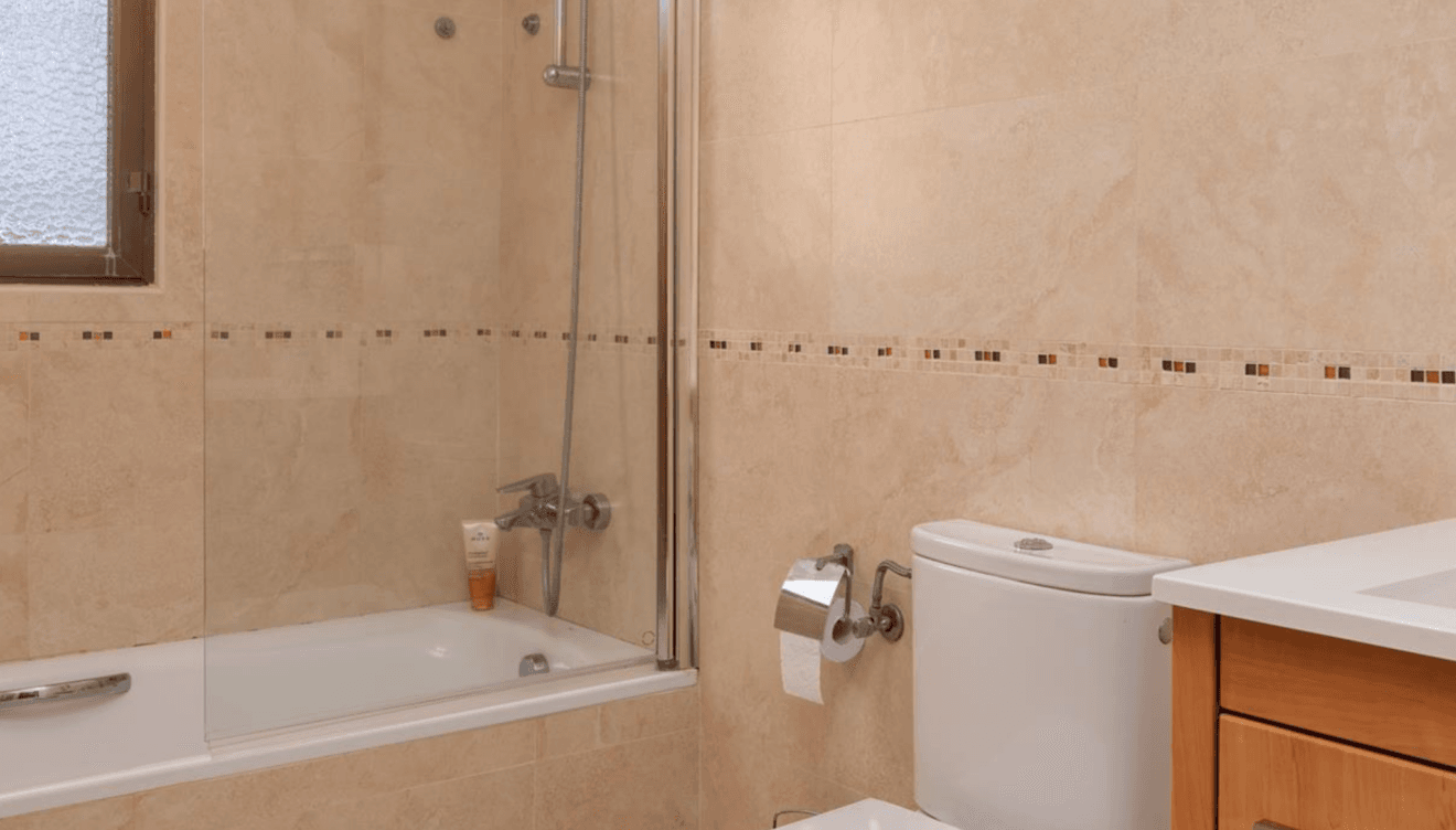 Baño completo con bañera y WC para comodidad adicional