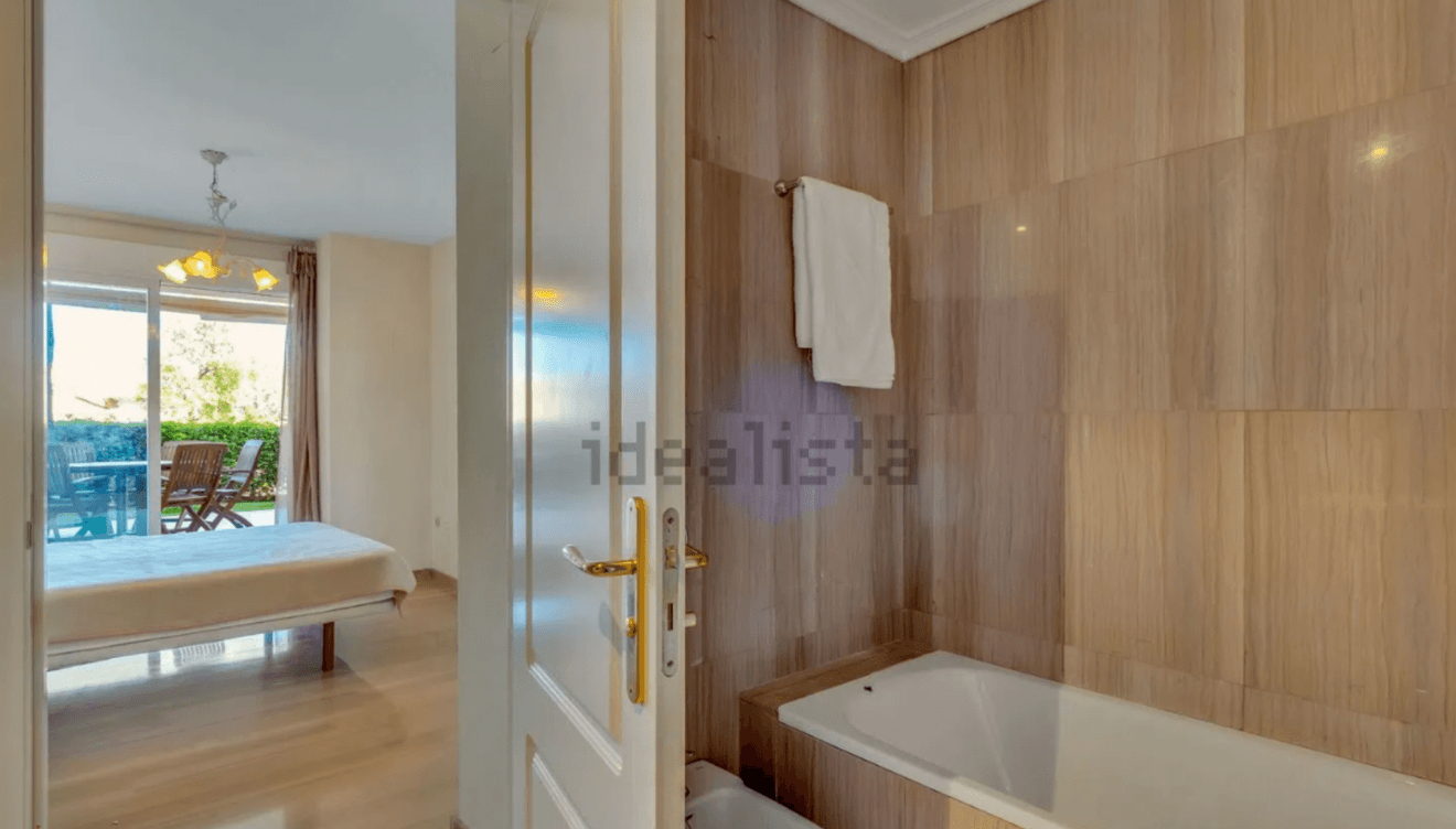Baño elegante en acogedor apartamento de 101 m²