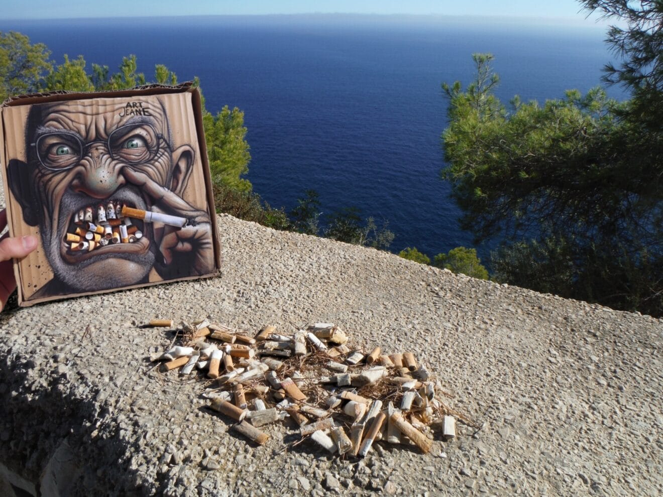 Hässliches Gesicht für die Zigarettenkippen, die in einer der Buchten von Xàbia gefunden wurden