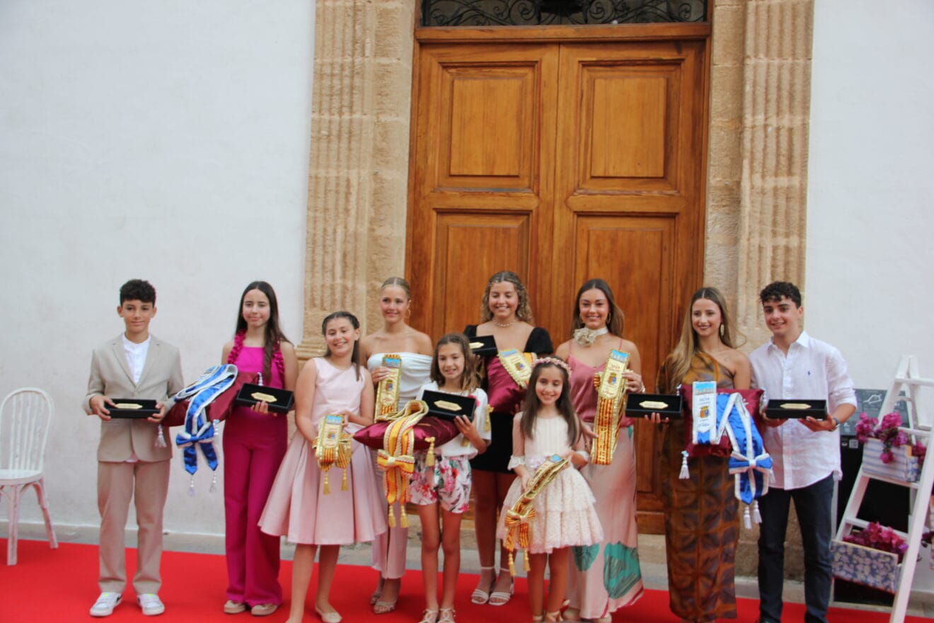 Cargos de Fogueres 2024 con los distintivos y bandas