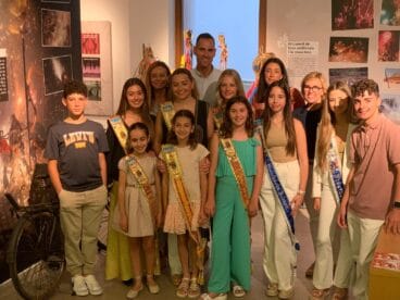 Cargos de Fogueres, Comisión de Fiestas y autoridades en la inauguación de la exposición