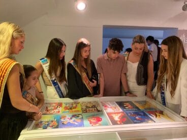 Cargos viendo los libros de fiestas