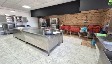 Cocina completa en este local