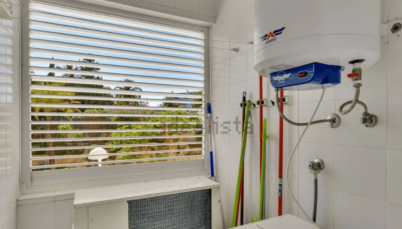 Cocina con zona de lavandería