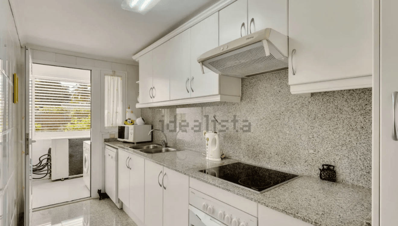 Cocina totalmente equipada en luminoso apartamento en Jávea