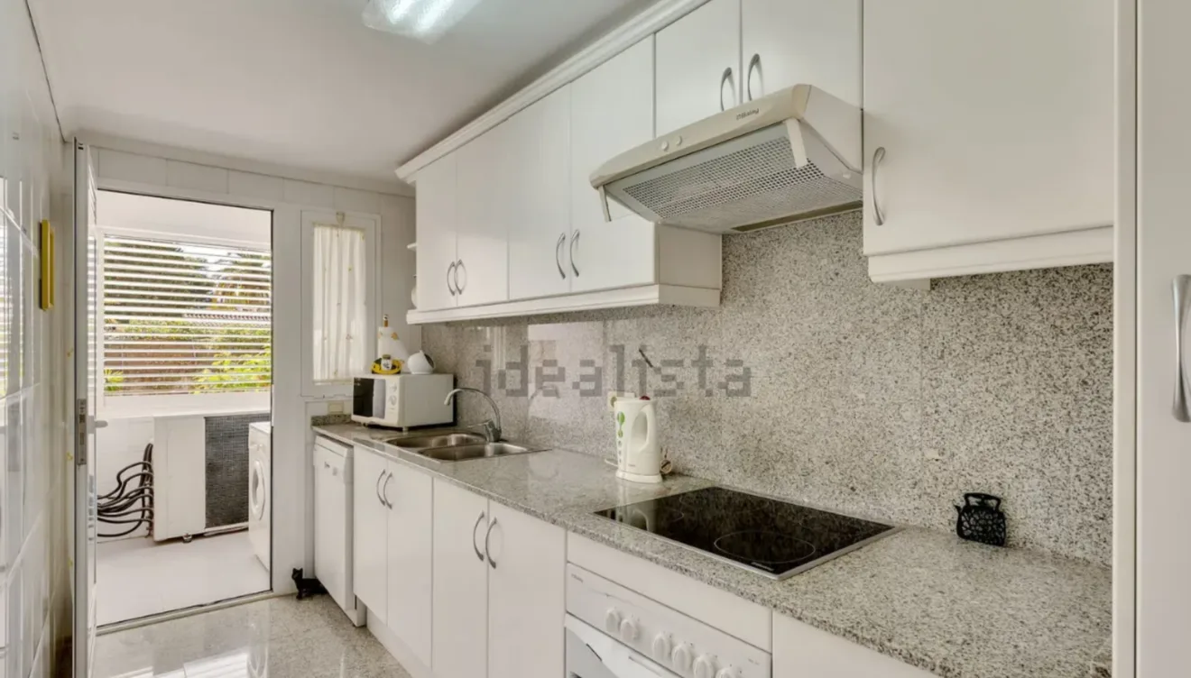 Cocina totalmente equipada en luminoso apartamento en Jávea