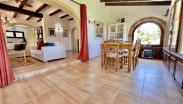 Comedor bien iluminado en esta vila de Jávea