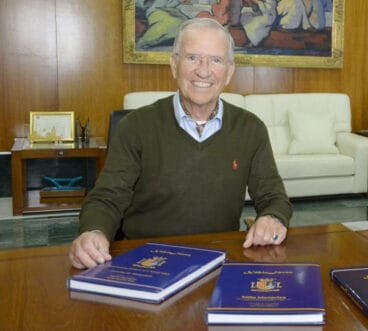 Cornelius Wiedenhoff dona unos ejemplares al Ayuntamiento de Xàbia-
