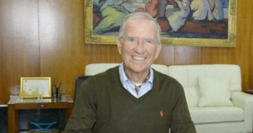 Cornelius Wiedenhoff dona unos ejemplares al Ayuntamiento de Xàbia-