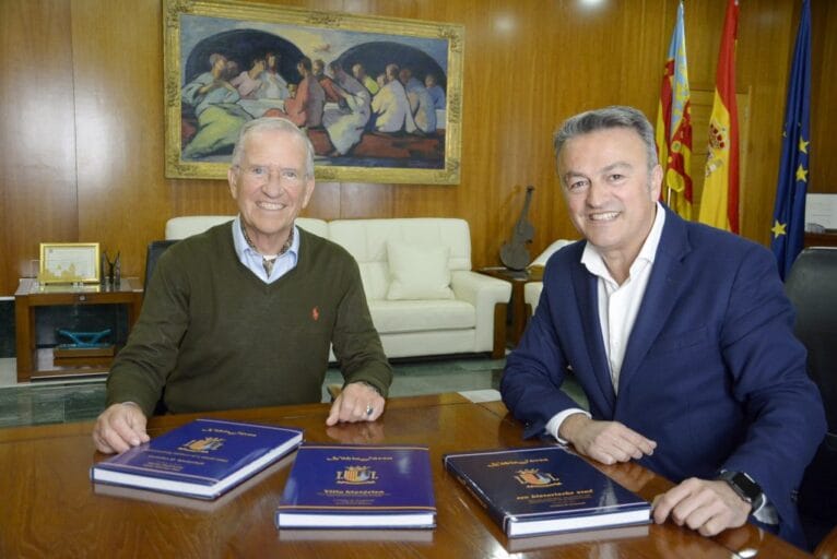 Cornelius Wiedenhoff dona unos ejemplares al Ayuntamiento de Xàbia