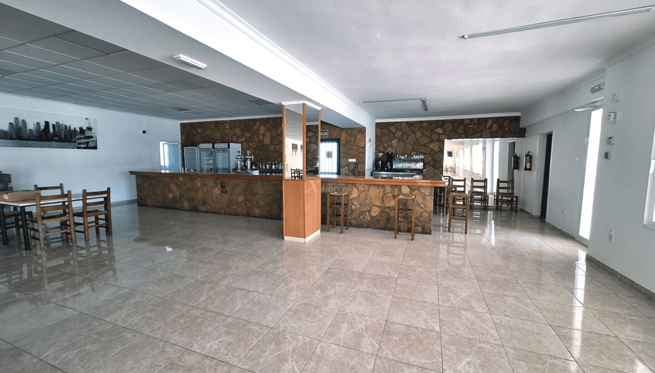 Descubre la amplitud de este local