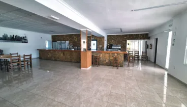 Descubre la amplitud de este local