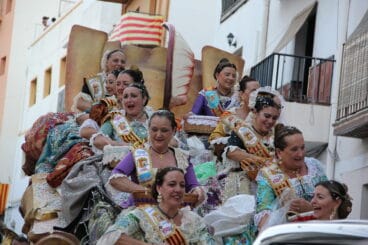 Una de las carrozas en el desfile de Carrozas 75 aniversario Fogueres