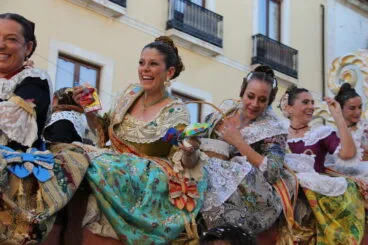 Alegría y sonrisas en el desfile de Carrozas 75 aniversario Fogueres