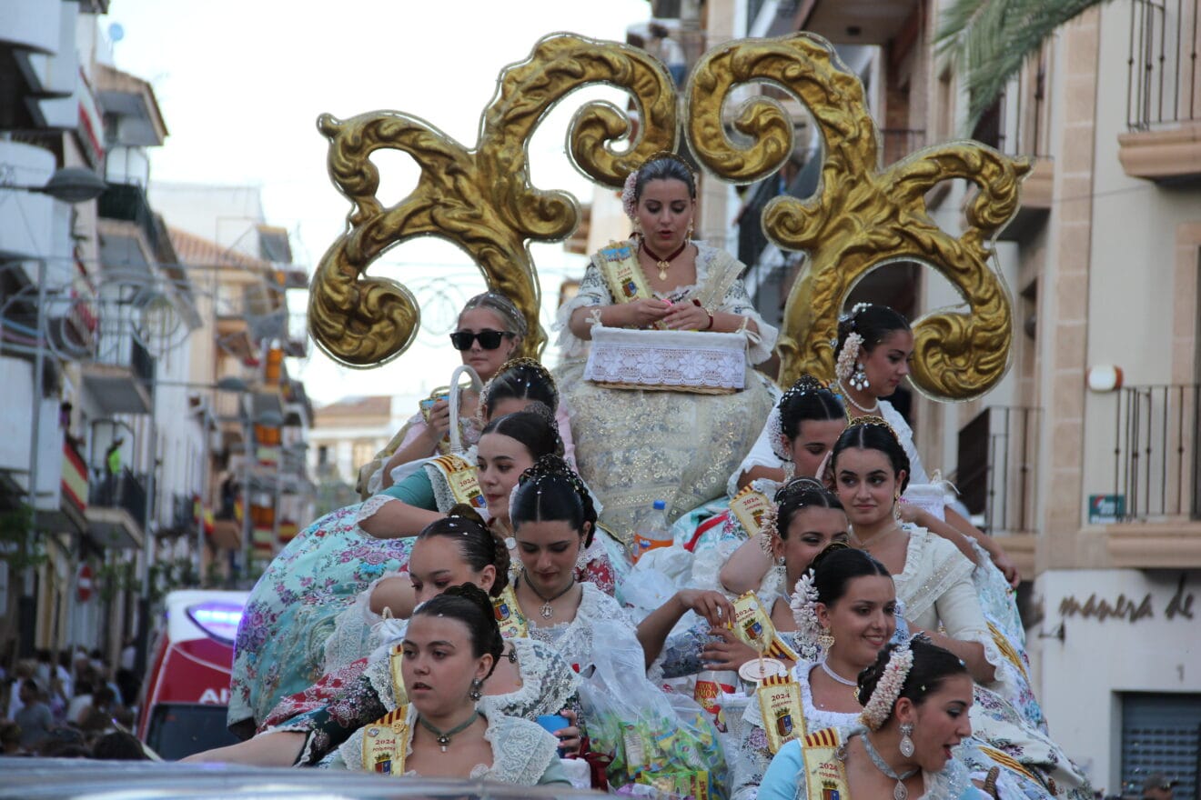 Desfile de Carrozas Fogueres Xàbia 2024 (226)
