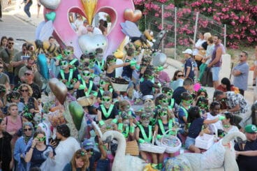 Alumnos de un colegio de Xàbia en el desfile de Carrozas Fogueres Xàbia 2024