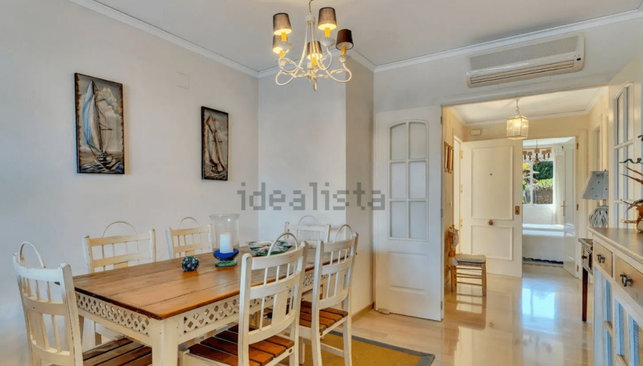 Disfruta de tus comidas en un acogedor apartamento en la playa