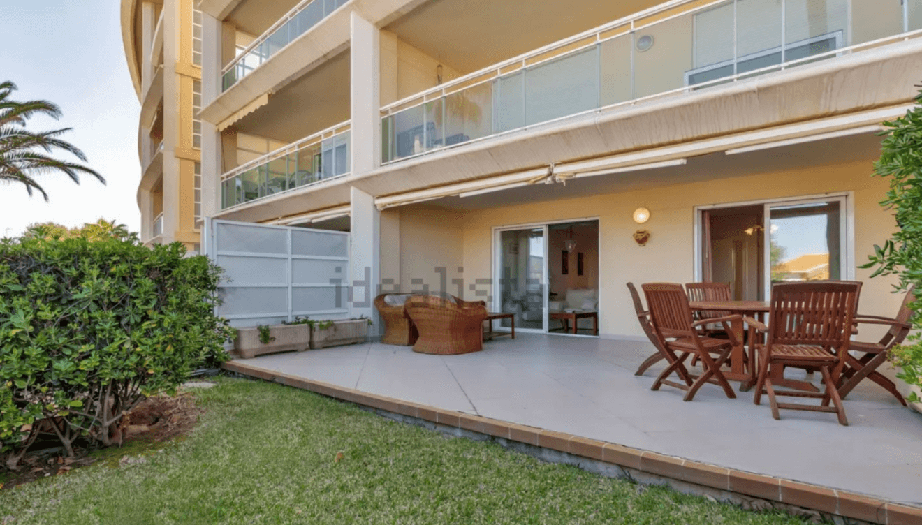 Espaciosa terraza con acceso directo al salón