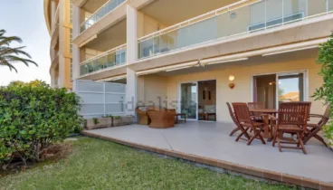 Espaciosa terraza con acceso directo al salón
