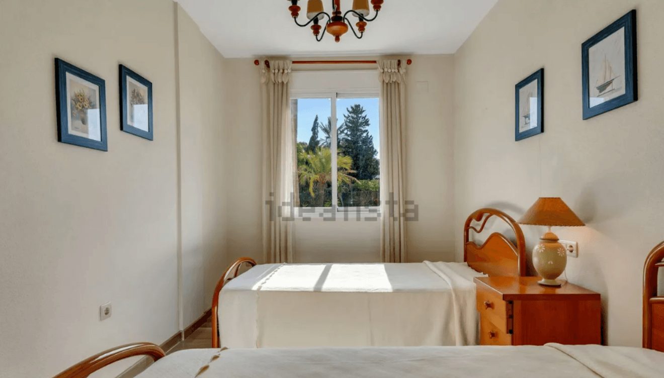 Habitación con vistas a bonitos jardines