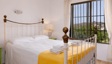 Habitación equipada con un ventilador de techo