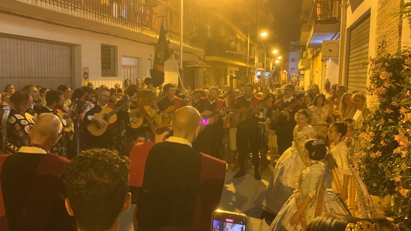 Serenata de la Tuna de Xàbia a Reina, damas y presidentes
