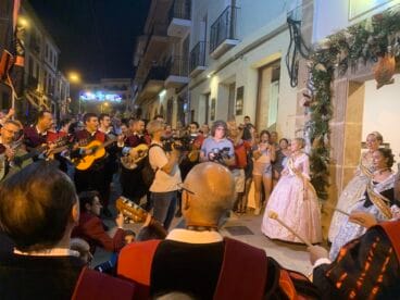 Serenata de la Tuna de Xàbia a Reina, damas y presidentes
