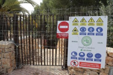 Sie installieren ein Tor und versperren den Weg zum Küstenweg von Xàbia