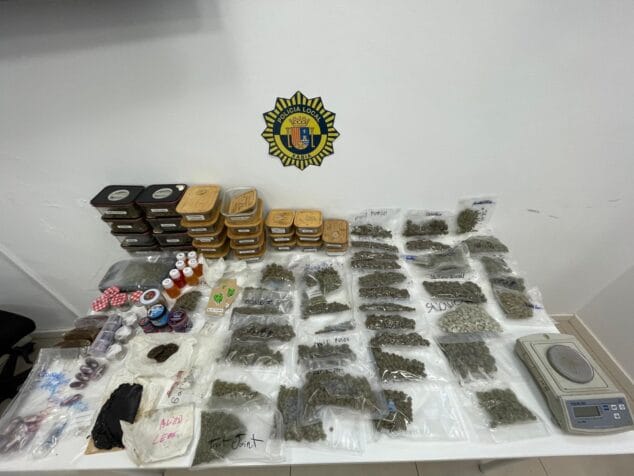 Imagen: Mercancía incautada por la Policía Local de Xàbia en el interior del local