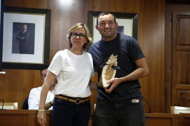 Imagen: Rafa Serra recoge el premio en nombre del CEX
