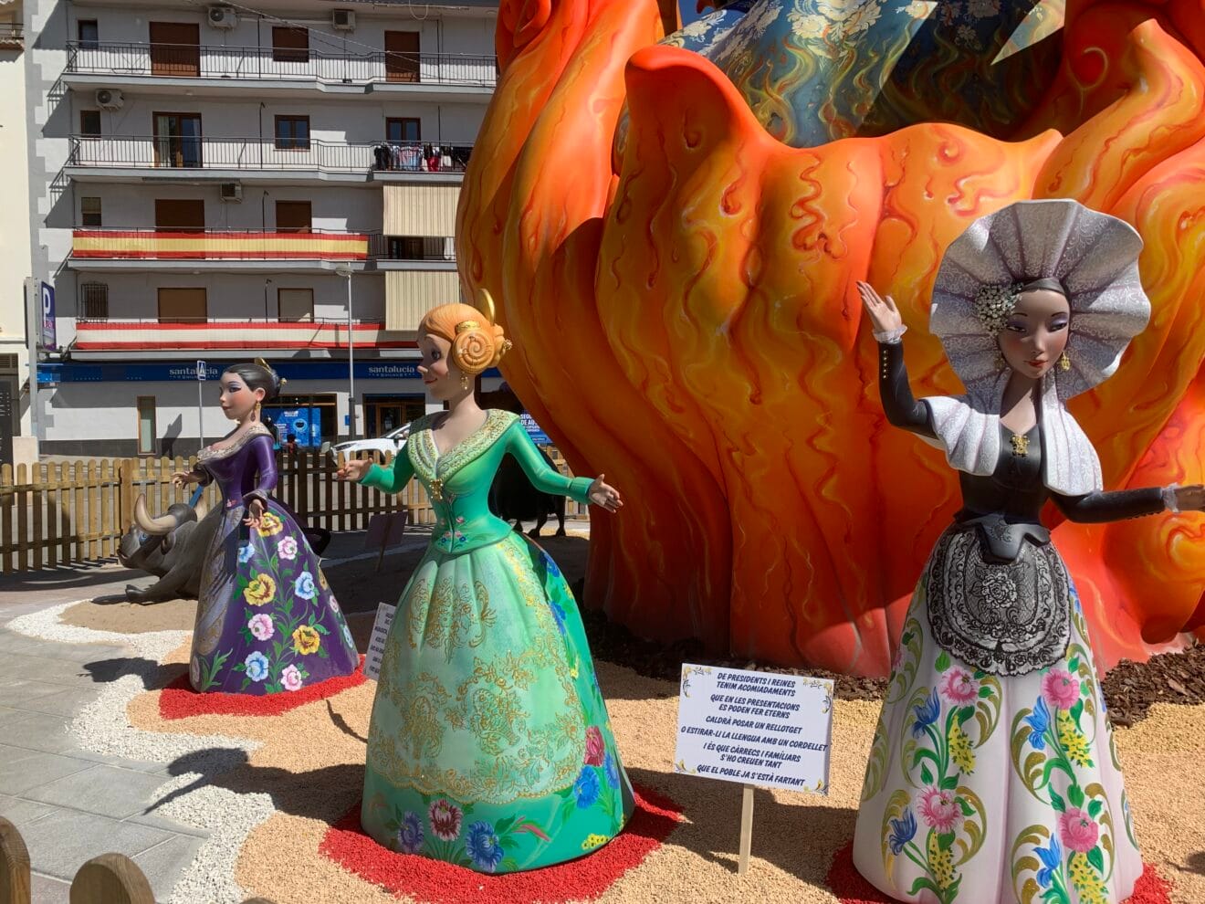 Representación de las tres reinas de la historia de las fiestas de Fogueres Xàbia