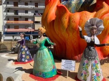 Representación de las tres reinas de la historia de las fiestas de Fogueres Xàbia