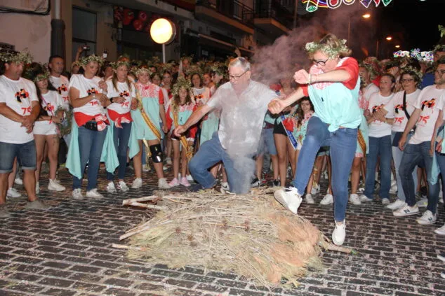 Imagen: Rosa Cardona y Nasio Cardona saltan la quinta hoguera en lanNit dels Focs de Sant Joan Xàbia