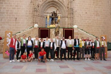 Penya La Patxorra en el inicio de la ofrenda 75 aniversario de Fogueres de Sant Joan Xàbia