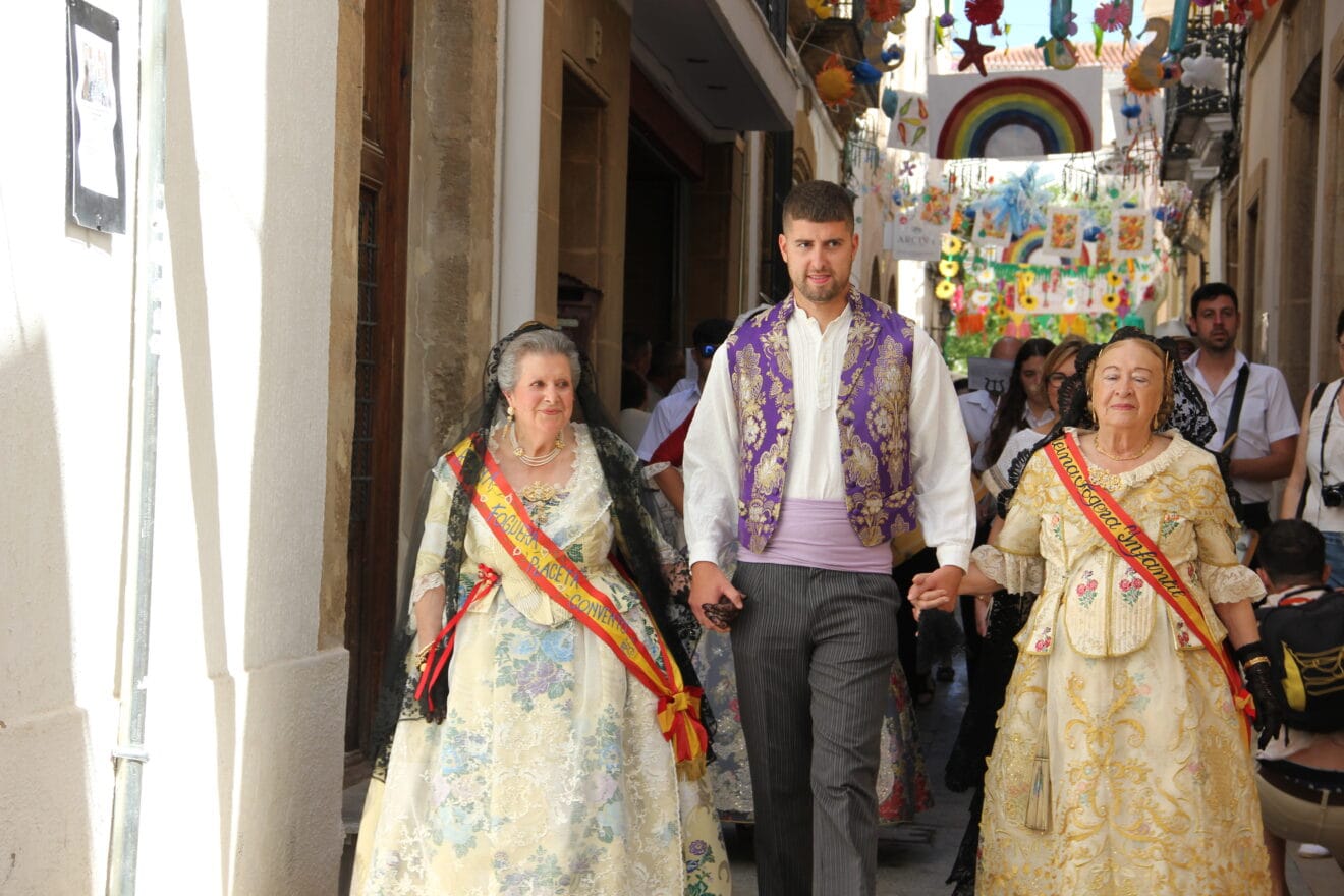 Primeras reinas de las fiestas en el pasacalle 75 aniversario de Fogueres Xàbia