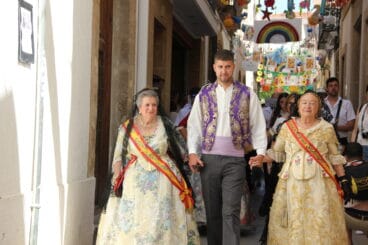 Primeras reinas de las fiestas en el pasacalle 75 aniversario de Fogueres Xàbia