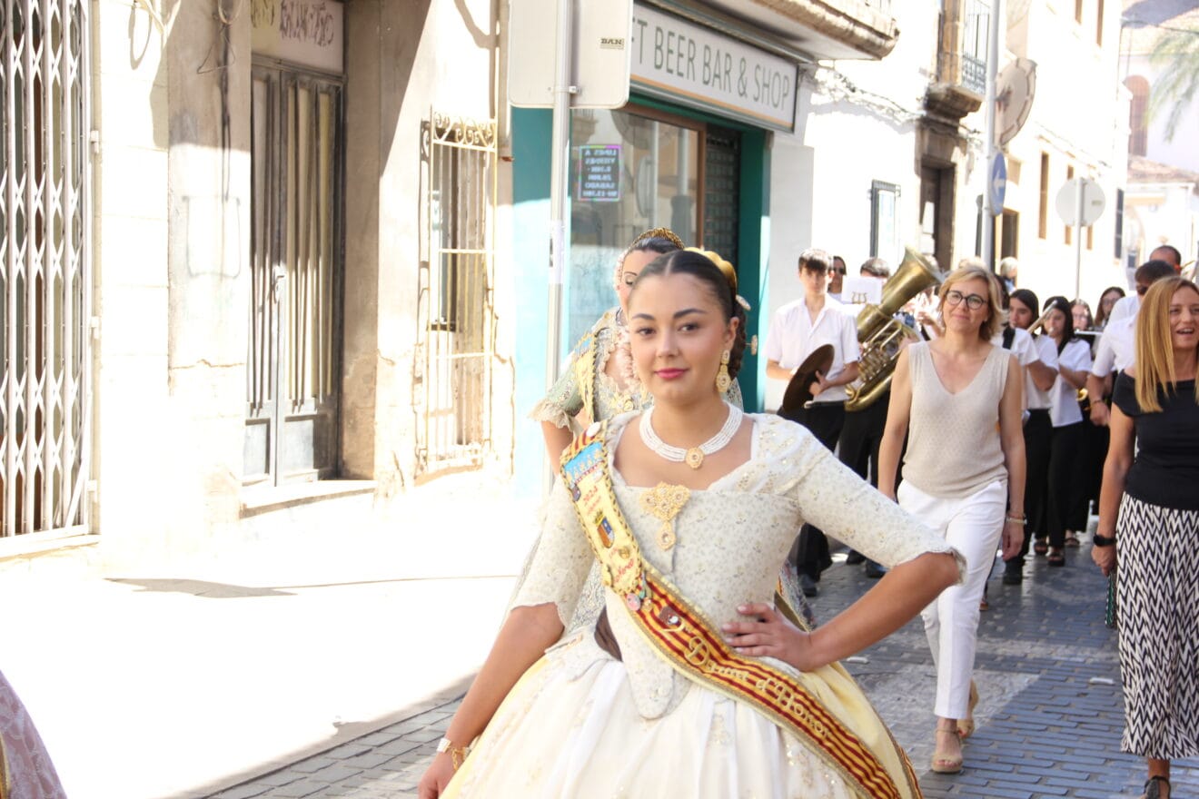 Pasacalle calles engalanadas y cremà de les Fogueres de los mayores (13)