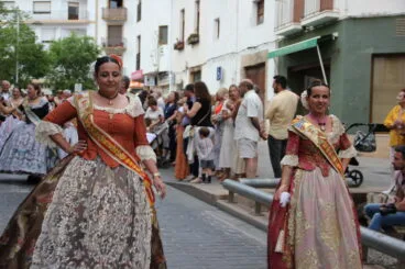 Pasacalle de homenaje a los representantes de los 75 años de las fiestas de Fogueres Xàbia (24)