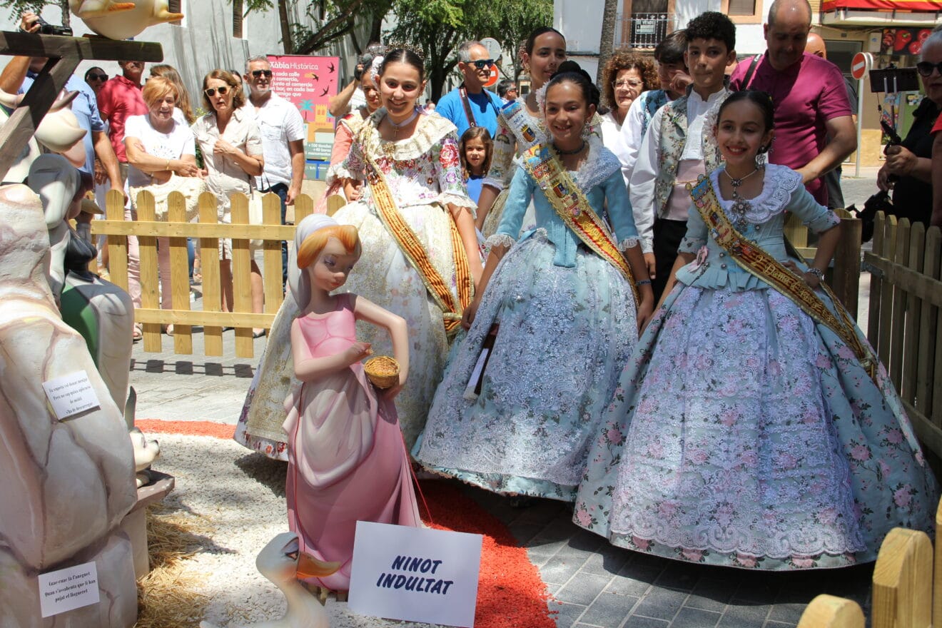 La reina infantil Claudia García junto al Ninot Indultat