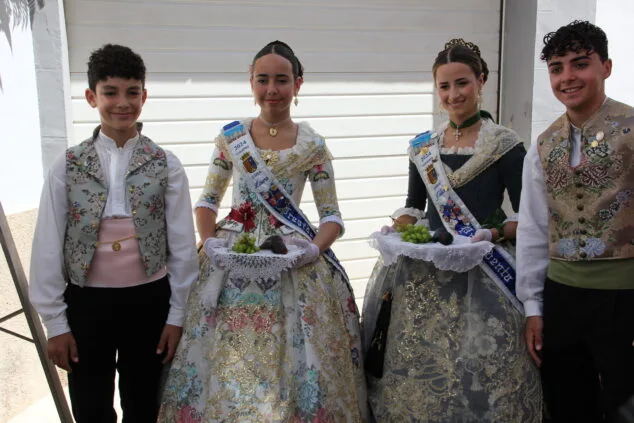 Imagen: Presidentes de Fogueres 2024 en el pasacalle Raïm i Bacores Fogueres Xàbia 2024