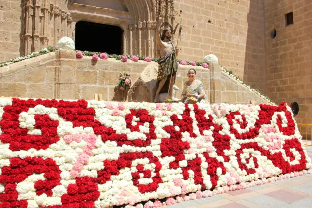 Imagen: Àngela Tachó ofrenda a Sant Joan con Raïm i Bacores