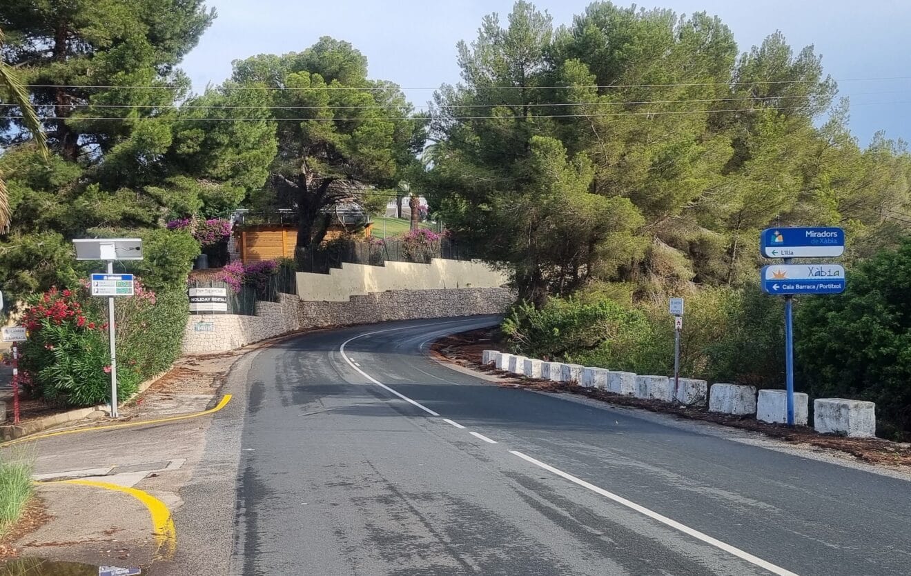 Playas instala unos paneles informativos para evitar que se produzcan atascos en los accesos a la Granadella y Portitxol