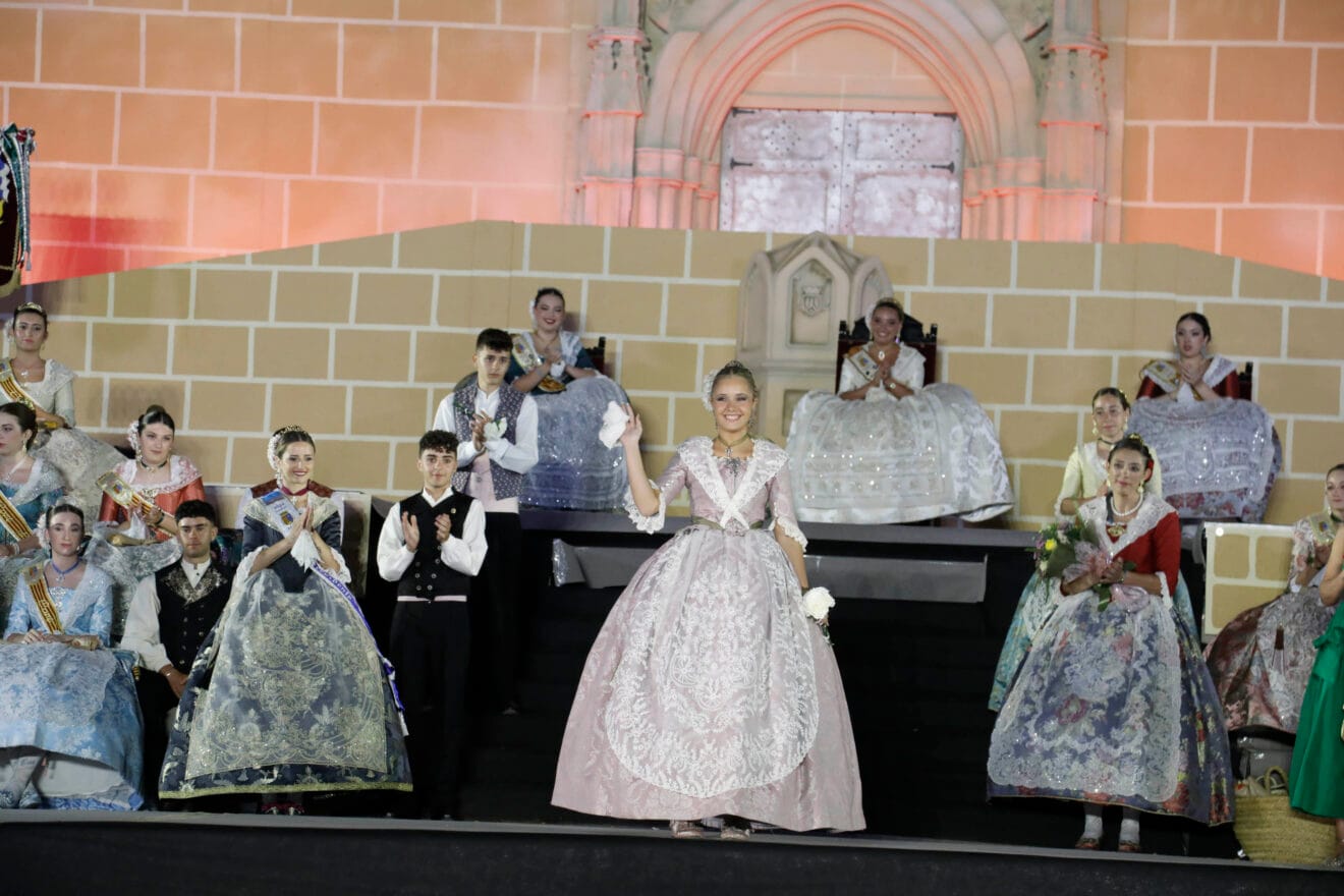 Erste Brautjungfer bei der Proklamation von Àngela Tachó als Königin von Fogueres Xàbia 2024 (65)