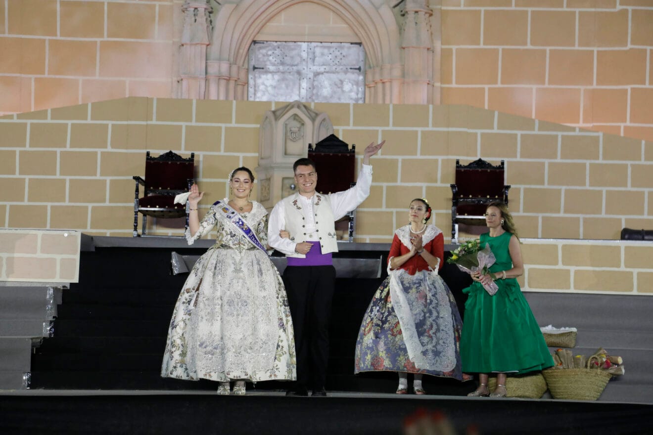 Proklamation von Àngela Tachó zur Königin von Fogueres Xàbia 2024 (2)