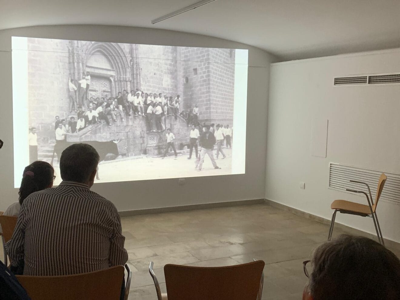 Proyección de vídeos antiguos de Fogueres Xàbia