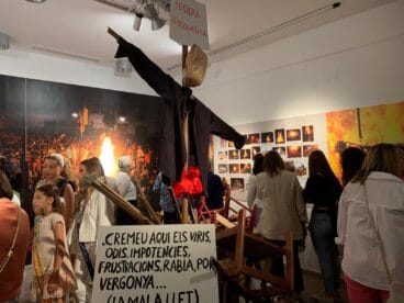 Representación de la Foguera Democràtica de 1975